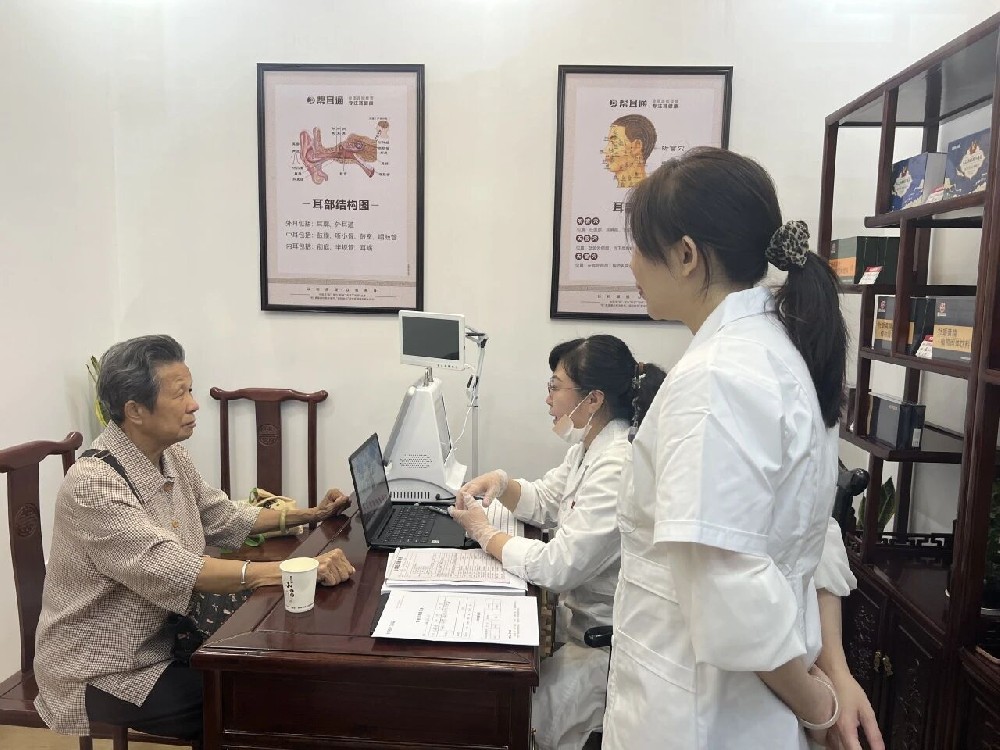 90 岁长者跨城寻护，三月听力回升 7 分贝！